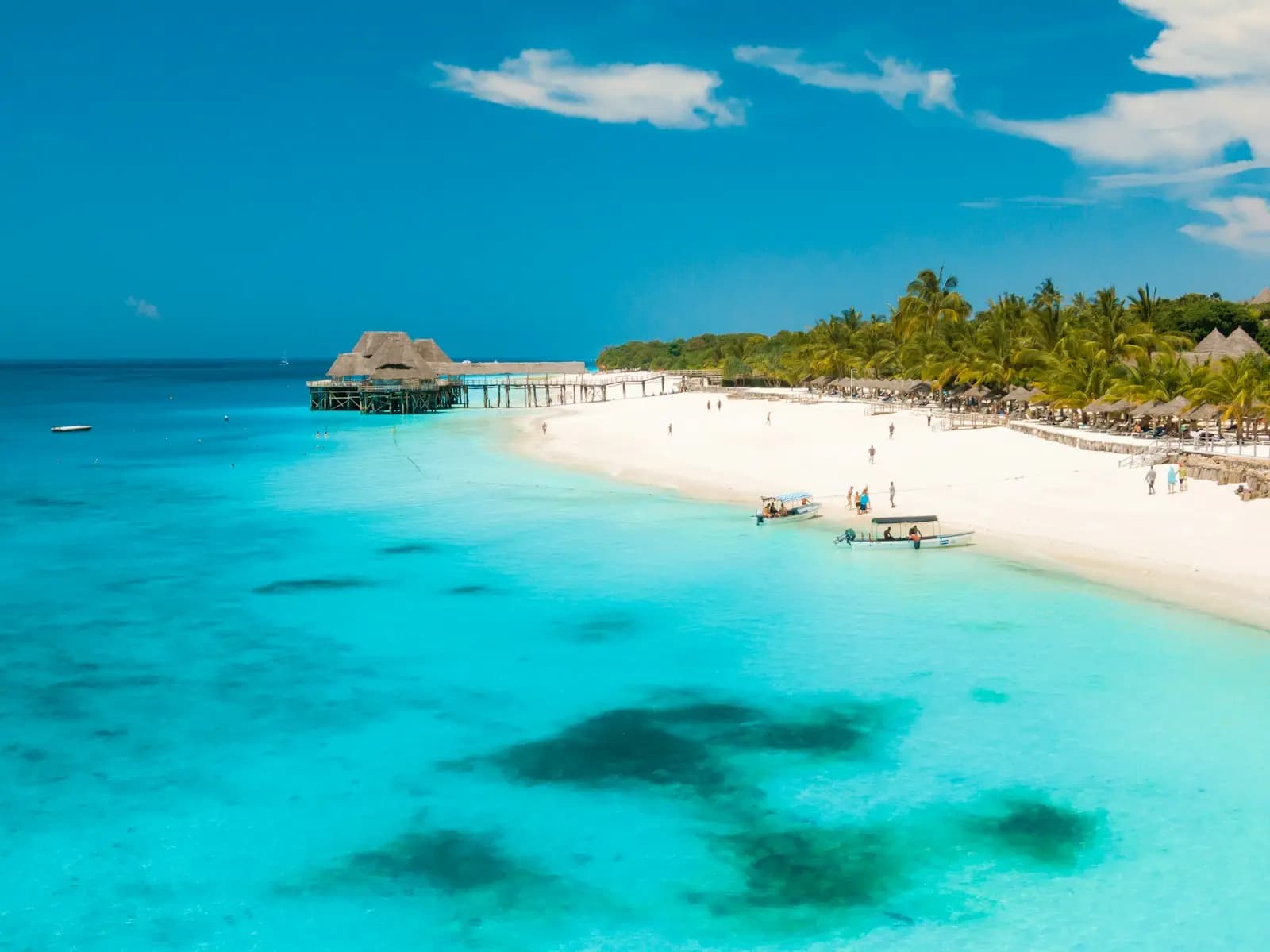 Ufukwe na gati la mbao Zanzibar, Tanzania