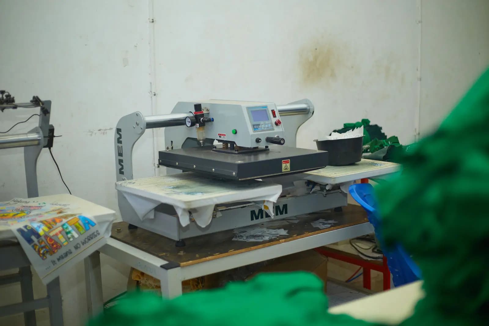 Mashine ya heat press katika chumba cha upambaji Swahili Knits