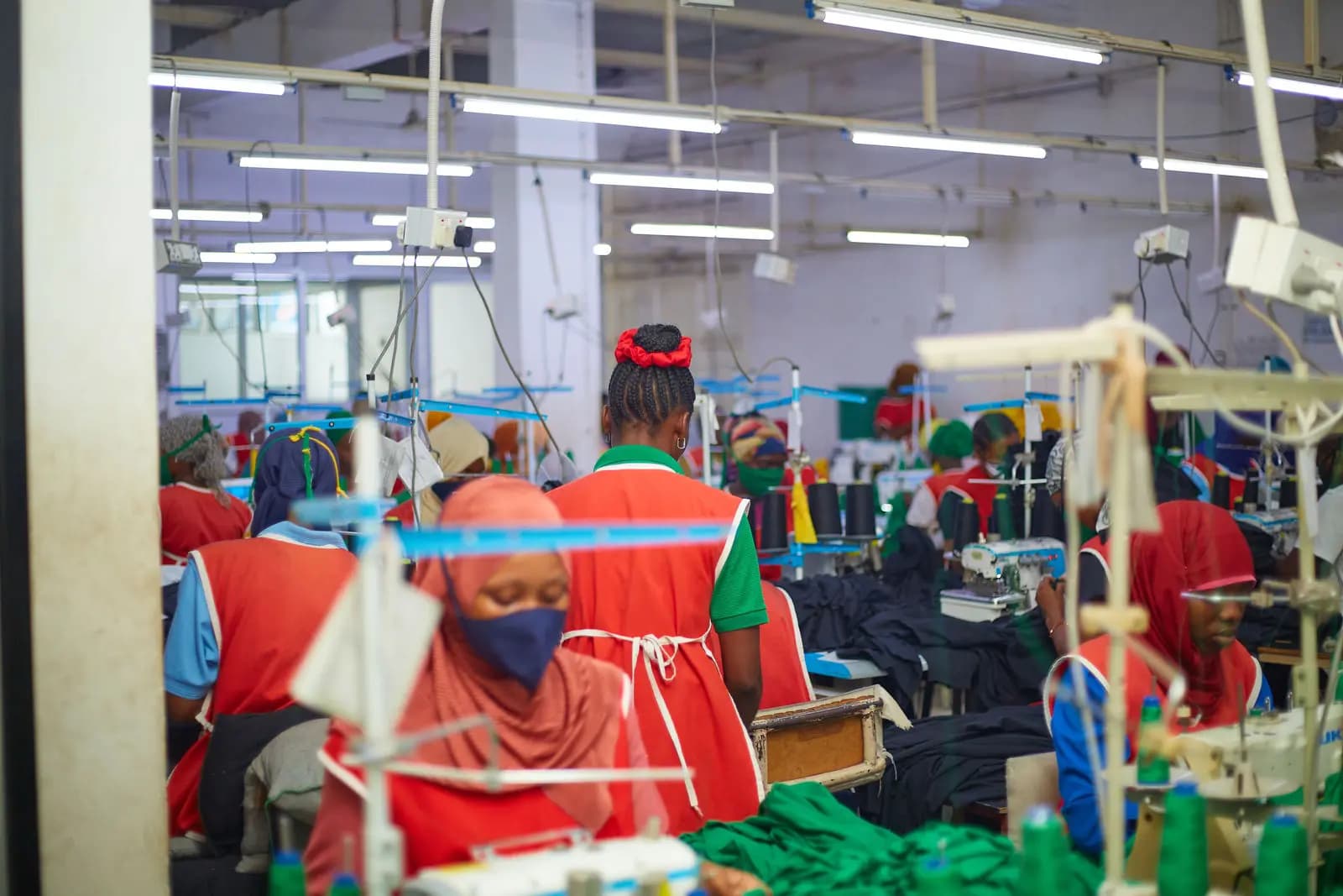 Ukumbi wa kushona wa Swahili Knits ukiwa kwenye uzalishaji kamili
